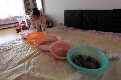 海兴楼上漏水，住户失联，小区没物管，业主维权难！律师来支招……